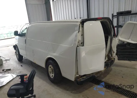 2019 Chevrolet Express 2500 Work Van z USA, uszkodzony, nr VIN 1GCWGAF18K1372744